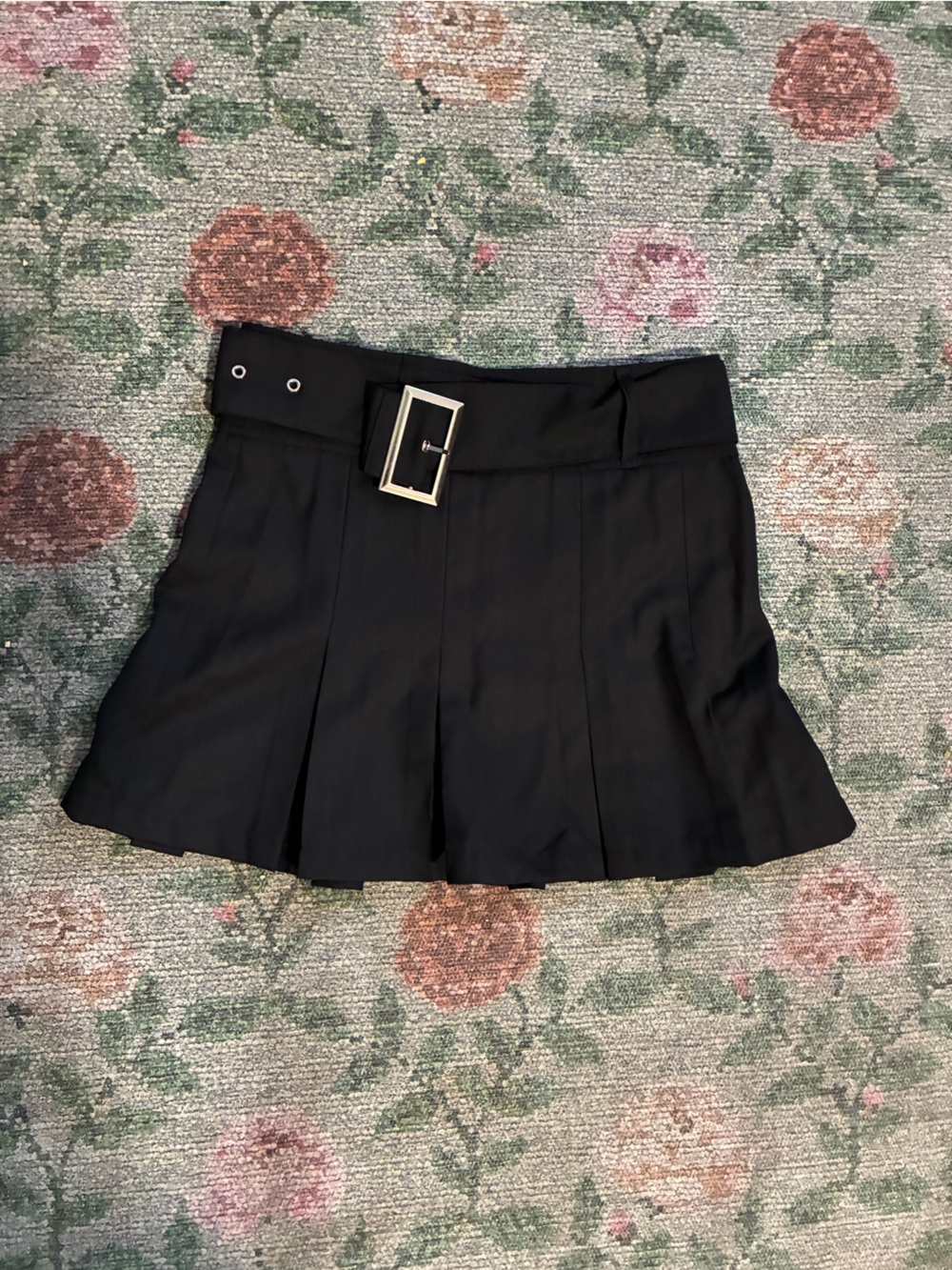 Black pleated mini skirt with buckle/belt
🖤 NWT
Sincerely Jules